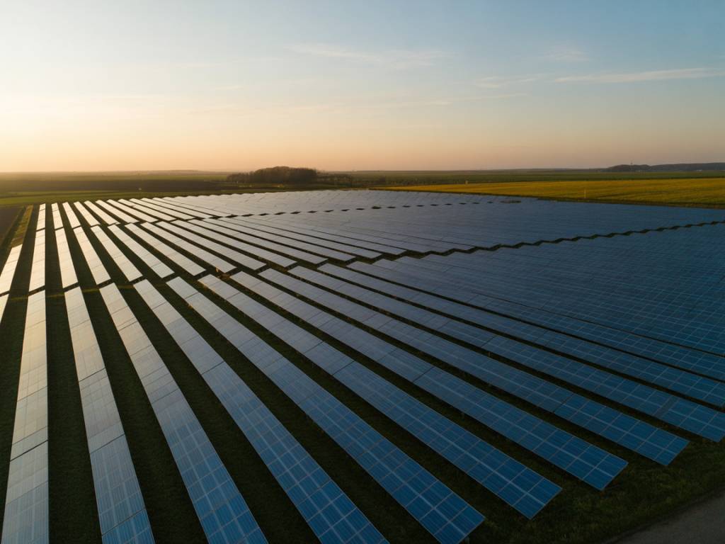 Agrophotovoltaik und Klimawandelanpassung: Wie Solaranlagen landwirtschaftliche Kulturen vor Extremwetter schützen können
